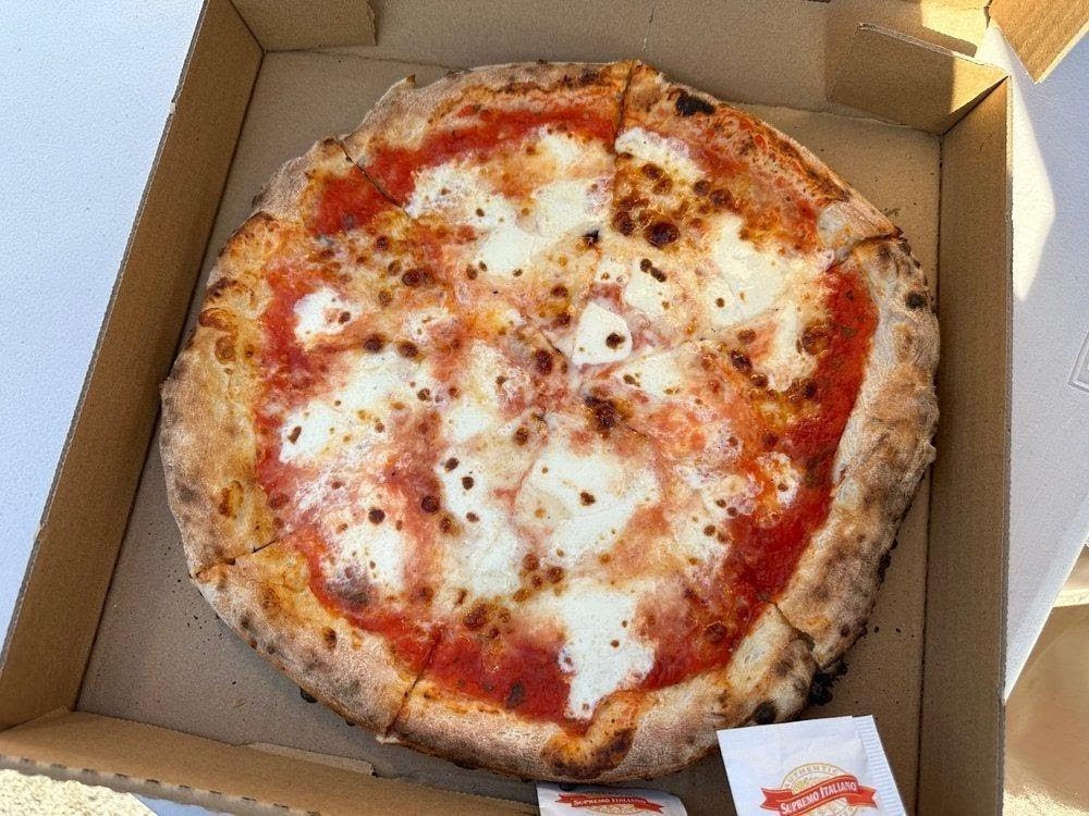 Elio's Wood Fire Pizza in Los Angeles