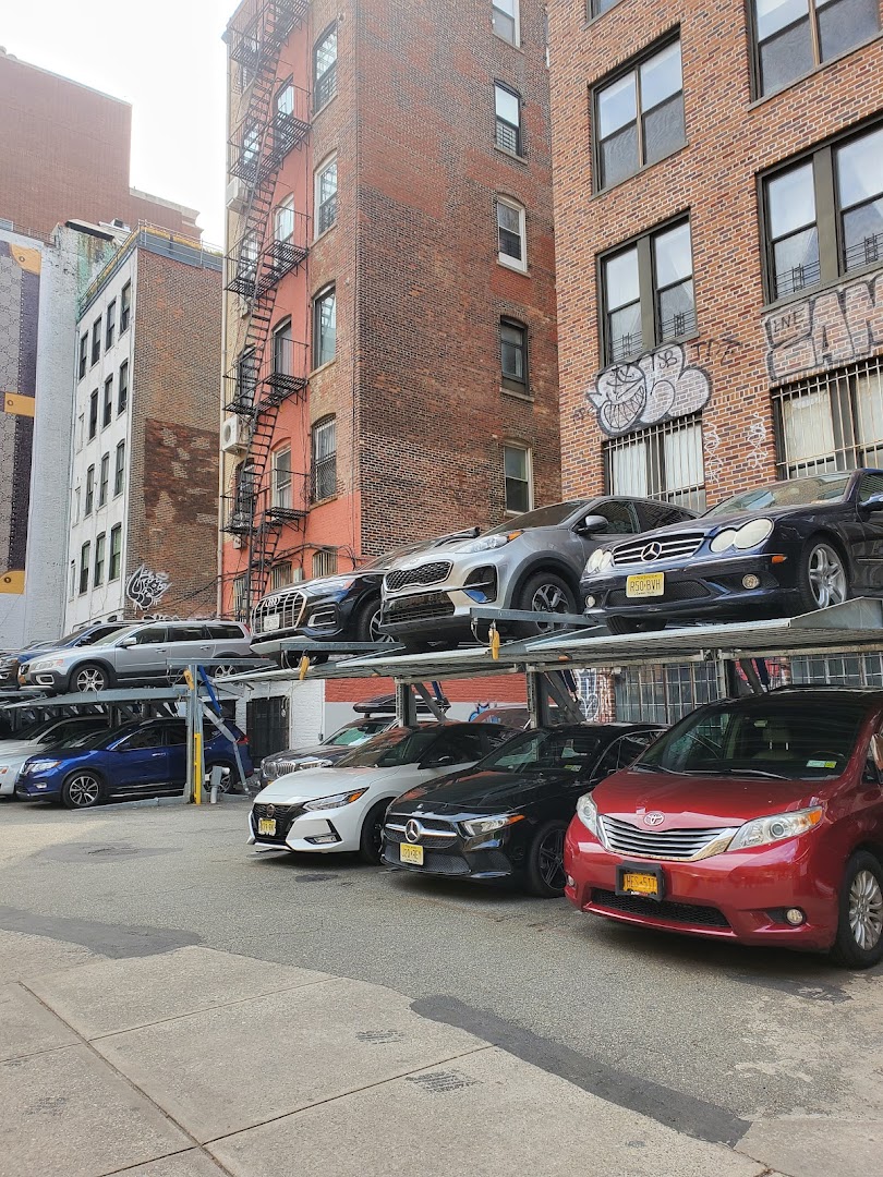 SoHo Parking DONT PARK ONLY CASH in New York